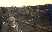Soldaten arbeiten an den Gleisen während des Ersten Weltkriegs in einem Bahnhofsbereich