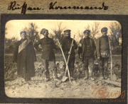 Soldaten bei Arbeiten im Ersten Weltkrieg in einem zerstörten Gebiet um 1917