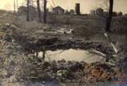 Zerstörte Landschaft im Ersten Weltkrieg mit Schützengraben und Wasserfurche
