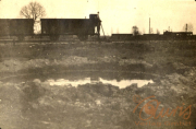 Verwüstete Landschaft und Züge während des Ersten Weltkriegs in einem kriegsgebeutelten Gebiet