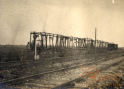 Verfallene Eisenbahnbrücke nach dem Ersten Weltkrieg in einer ländlichen Region
