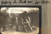 Batterie im Ersten Weltkrieg mit Soldaten und Geschütz in einem Schützengraben