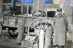 Militärischer Nachschub während des Ersten Weltkriegs in einer Stadt