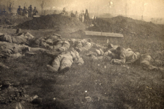 Soldaten auf dem Schlachtfeld des Ersten Weltkriegs nach einer heftigen Auseinandersetzung in Europa