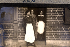 Frauen vor einem Gebäude im Jahr 1915 während des Ersten Weltkriegs in Deutschland