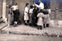 Kinderschar beim Austausch mit Soldaten während des Ersten Weltkriegs in einer deutschen Stadt