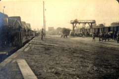 Lager für Truppen und Material im Ersten Weltkrieg an einem Ladebahnhof in Europa