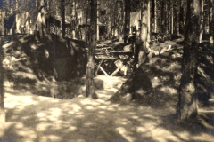 Soldatenlager im Wald während des Ersten Weltkriegs mit Zelten und Schützengräben