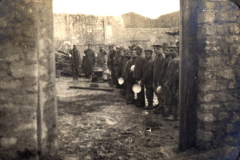 Soldaten des Ersten Weltkriegs in einem zerstörten Gebäude während einer Essensausgabe
