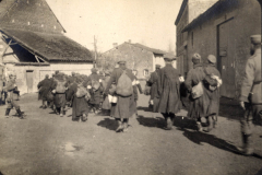Soldaten auf dem Weg zur Front während des Ersten Weltkriegs in einer ländlichen Umgebung