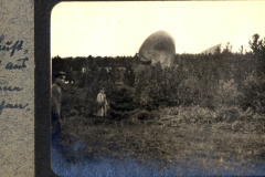 Blick auf zerstörte Landschaft nach dem Ersten Weltkrieg bei einer militärischen Operation in einem Waldgebiet