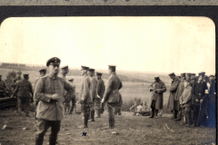 Soldaten im Ersten Weltkrieg auf einem Feld im Jahr 1917 während einer Besprechung