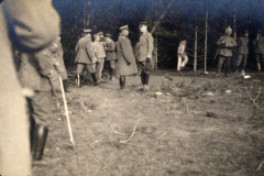Militärszenario während des Ersten Weltkriegs in einem Waldgebiet mit Offizieren und Soldaten