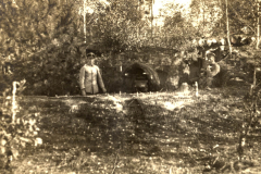 Soldaten im Ersten Weltkrieg vor einer befestigten Position in der Natur