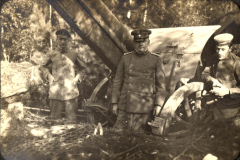 Soldaten des Ersten Weltkriegs neben einer großen Haubitze im Wald während eines Militäreinsatzes