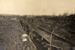 Bauarbeiten an Eisenbahnlinien während des Ersten Weltkriegs in einem belagerten Gebiet