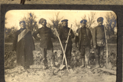 Soldaten bei Arbeiten im Ersten Weltkrieg in einem zerstörten Gebiet um 1917