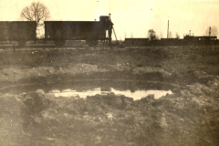 Verwüstete Landschaft und Züge während des Ersten Weltkriegs in einem kriegsgebeutelten Gebiet