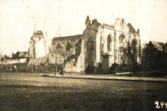 Kirche in einem zerstörten Ort