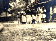 Familie in abgebranntem Heim