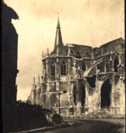 Feldkirche in einem Kriegsgebiet