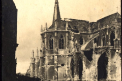 Feldkirche in einem Kriegsgebiet