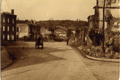 Erster Weltkrieg: Straßenszene in einem zerstörten Dorf