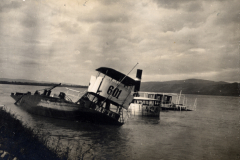 Ein Schwerverletzter Boot im Wasser
