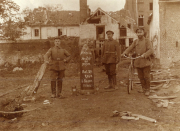 Erstes Weltkrieg: Soldaten vor einem zerstörten Haus