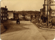 Erster Weltkrieg: Straßenszene in einem zerstörten Dorf