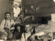 Familie im Kriegsunterkunft