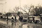 Erste Weltkrieg: Soldaten bei einer Wasserquelle