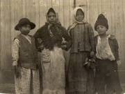 Familie in historischem Kriegsuniform