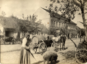 Frau mit Karren in der Straße