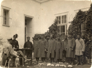 Erzherzog Karl im Ziviluniform bei den Soldaten