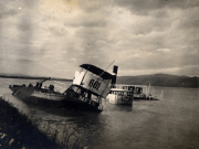 Ein Schwerverletzter Boot im Wasser