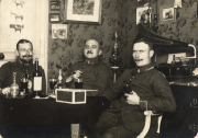 Militärische Offiziere im Salon