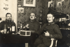 Militärische Offiziere im Salon
