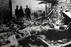 Soldaten der 1. Komp. Kgl. Pr.Garde Res. Pion. Rgt. im Ersten Weltkrieg in der Zerstörung