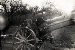 Historisches Bild einer Feldkanone aus dem Ersten Weltkrieg am Standort der 1. Kompanie der Königlichen Preußischen Garde Pionier-Regiment