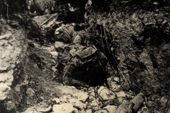 Blick in einen Schützengraben des Ersten Weltkriegs der 1. Kompanie des Königlich Preußischen Garde-Reserve-Pionier-Regiments