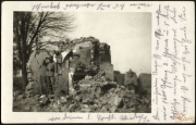 Soldaten der 1. Komp. Kgl. Pr. Garde Res. Pion. Rgt. vor einer zerstörten Struktur im Ersten Weltkrieg