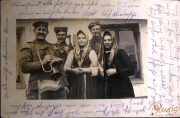 Gruppenbild von Soldaten und Frauen während des Ersten Weltkriegs im Fotoalbum der 1. Komp. Kgl. Pr.Garde Res. Pion. Rgt