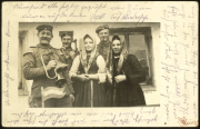 Soldaten der 1. Kompanie des Kgl. Preußischen Garde Reserve-Pionier-Regiments mit Zivilisten während des Ersten Weltkriegs