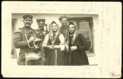 Soldaten der 1. Kompanie des Kgl. Preußischen Garde Pionier Regiments während des Ersten Weltkriegs mit einheimischen Frauen