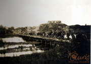 Soldaten der 1. Kompanie des Kgl. Preußischen Garde-Pionier-Regiments überqueren eine Brücke im Ersten Weltkrieg