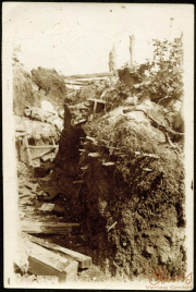 Blick in einen Schützengraben der 1. Kompanie des Königlichen Preußischen Garde-Reserve-Pionier-Regiments im Ersten Weltkrieg