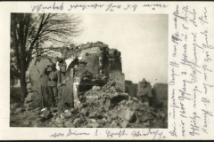 Soldaten der 1. Komp. Kgl. Pr. Garde Res. Pion. Rgt. vor einer zerstörten Struktur im Ersten Weltkrieg