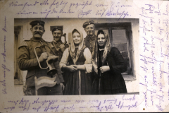 Gruppenbild von Soldaten und Frauen während des Ersten Weltkriegs im Fotoalbum der 1. Komp. Kgl. Pr.Garde Res. Pion. Rgt