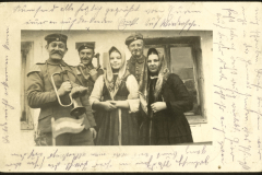 Soldaten der 1. Kompanie des Kgl. Preußischen Garde Reserve-Pionier-Regiments mit Zivilisten während des Ersten Weltkriegs
